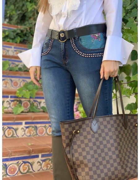 Pantalón vaquero detalle en bolsillo