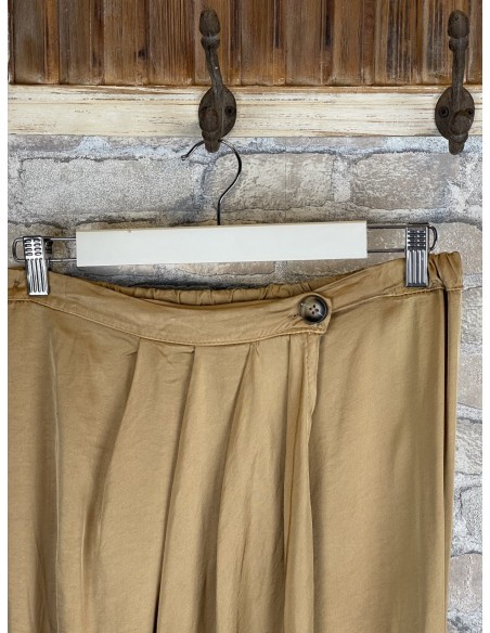Falda satén camel