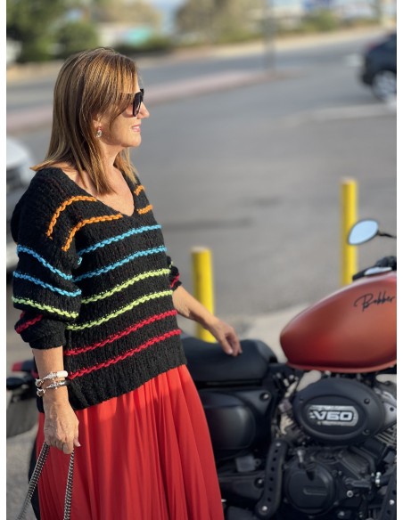 Suéter negro franjas colores lana