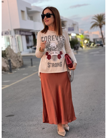 🦅 Camiseta cruda con Águila y Volante Trasero en Satén 🌟