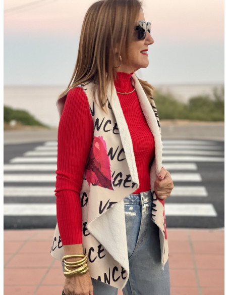 💄 Chaleco de Antelina con Labios Rojos - ¡Rompe Barreras con Estilo!