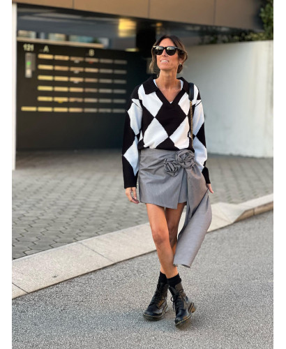 🌸 Falda Pantalón Gris con Detalles Florales 🌼 2