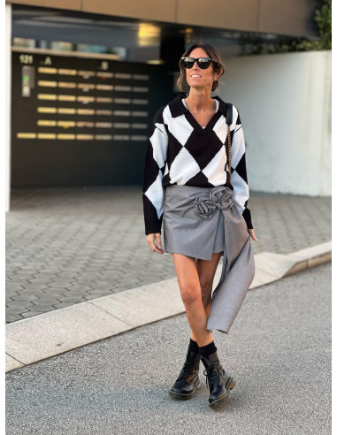 🌸 Falda Pantalón Gris con Detalles Florales 🌼