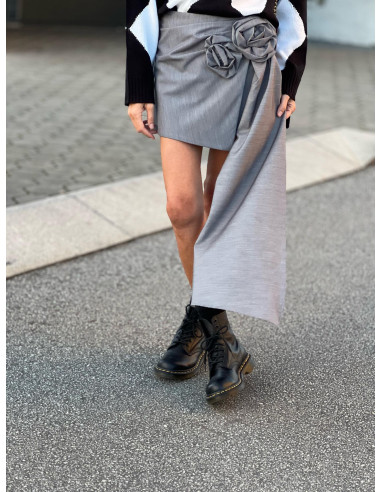 🌸 Falda Pantalón Gris con Detalles Florales 🌼