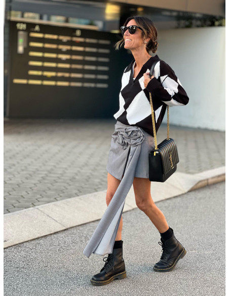 🌸 Falda Pantalón Gris con Detalles Florales 🌼