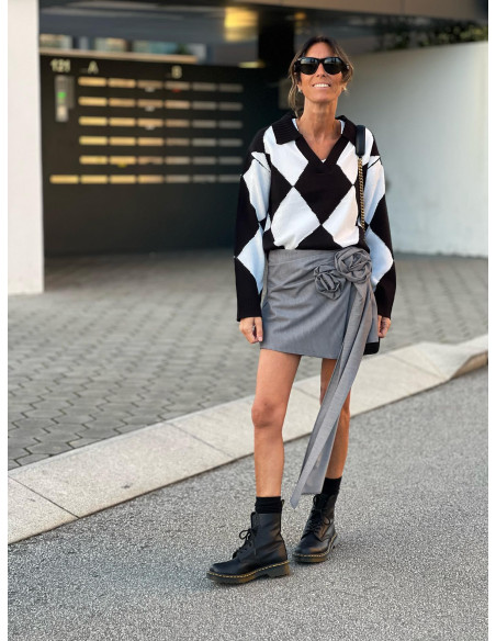 🌸 Falda Pantalón Gris con Detalles Florales 🌼