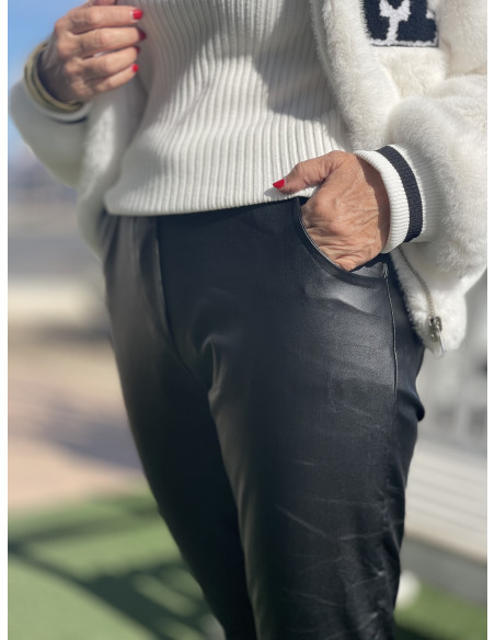 🌟 Pantalón Encerado Negro: Estilo y Comodidad 🌼