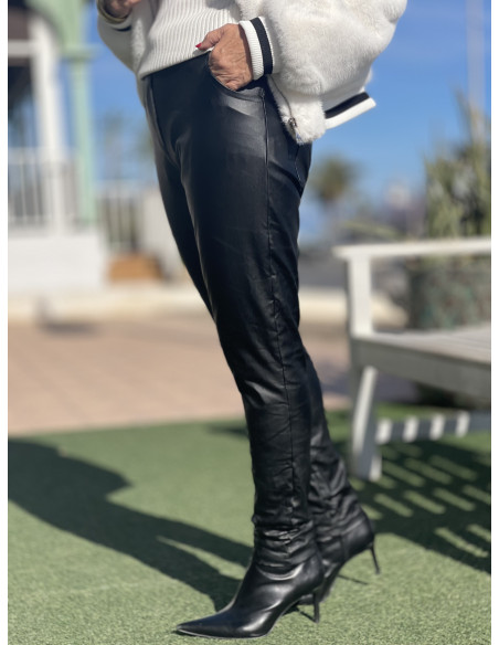 🌟 Pantalón Encerado Negro: Estilo y Comodidad 🌼