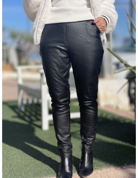 🌟 Pantalón Encerado Negro: Estilo y Comodidad 🌼