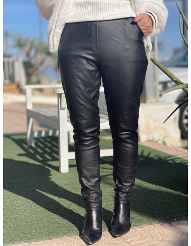 🌟 Pantalón Encerado Negro: Estilo y Comodidad 🌼