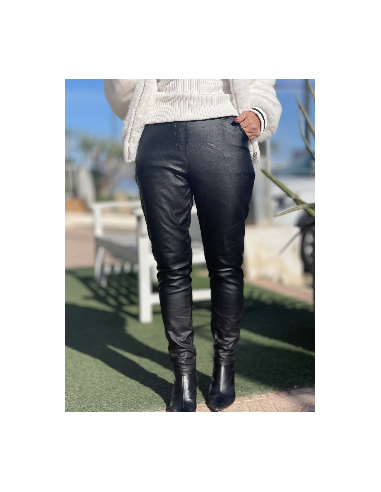 🌟 Pantalón Encerado Negro: Estilo y Comodidad 🌼
