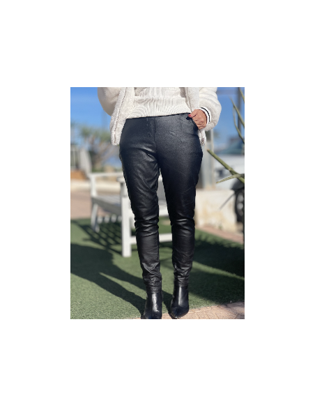 🌟 Pantalón Encerado Negro: Estilo y Comodidad 🌼