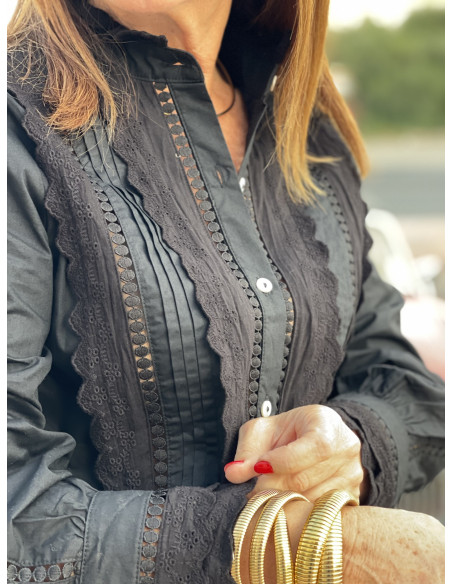 🖤 Camisa Negra con Detalles de Guipur y Microplisado - Elegancia y Estilo Único ✨