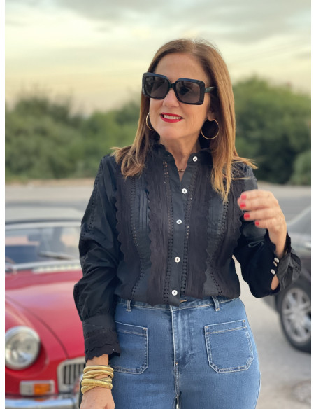 🖤 Camisa Negra con Detalles de Guipur y Microplisado - Elegancia y Estilo Único ✨