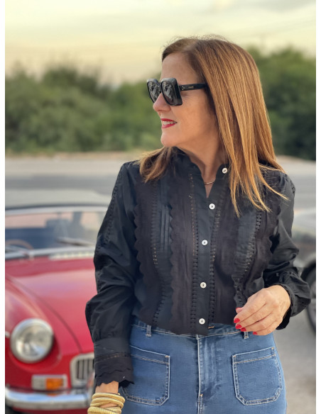 🖤 Camisa Negra con Detalles de Guipur y Microplisado - Elegancia y Estilo Único ✨