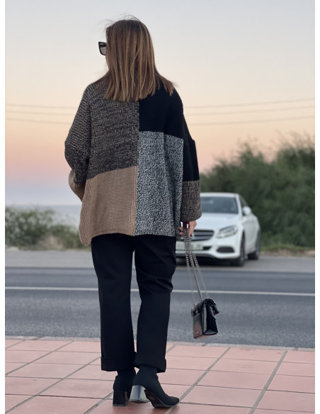 🌟 Suéter Cuello Alto Estampado Geométrico en Negro y Camel 🌈