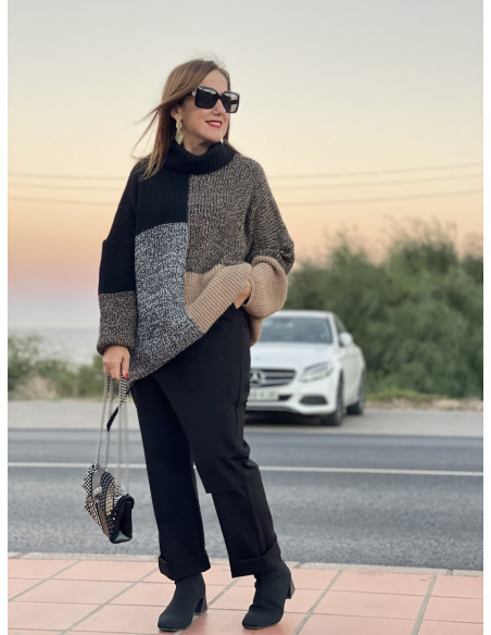 🌟 Suéter Cuello Alto Estampado Geométrico en Negro y Camel 🌈