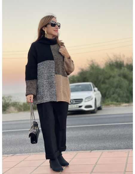 🌟 Suéter Cuello Alto Estampado Geométrico en Negro y Camel 🌈