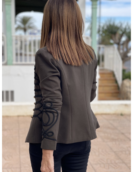 🌟 Chaqueta Militar con Detalles en Negro y Botones Dorados: Elegancia y Estilo 🌟