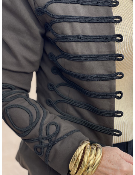 🌟 Chaqueta Militar con Detalles en Negro y Botones Dorados: Elegancia y Estilo 🌟