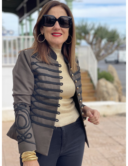 🌟 Chaqueta Militar con Detalles en Negro y Botones Dorados: Elegancia y Estilo 🌟