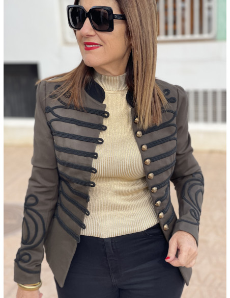 🌟 Chaqueta Militar con Detalles en Negro y Botones Dorados: Elegancia y Estilo 🌟