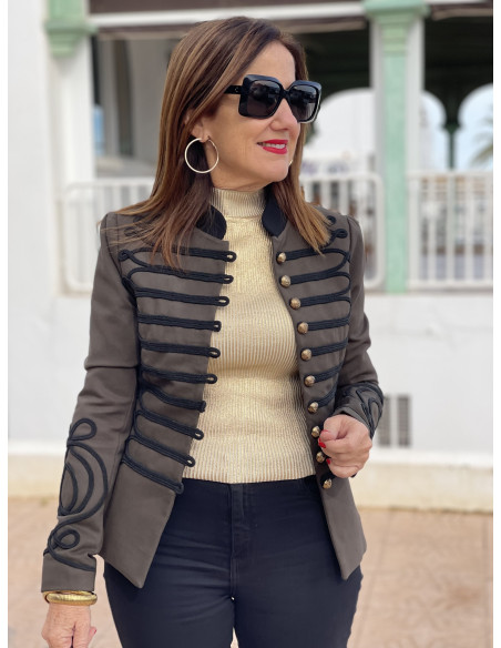 🌟 Chaqueta Militar con Detalles en Negro y Botones Dorados: Elegancia y Estilo 🌟