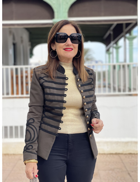 🌟 Chaqueta Militar con Detalles en Negro y Botones Dorados: Elegancia y Estilo 🌟