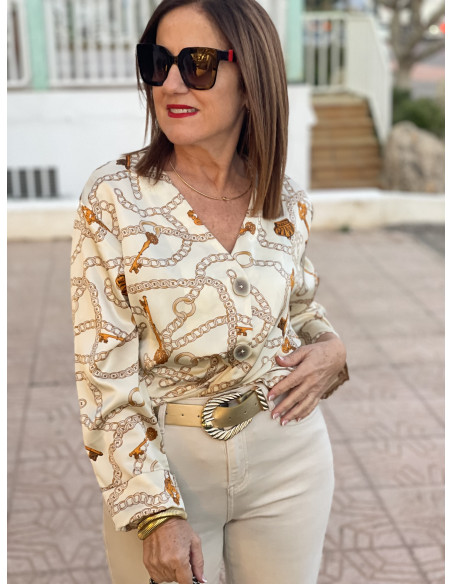 🌟Blusa Beis con Cadenas en Tonos Ocre: Elegancia y Versatilidad ✨