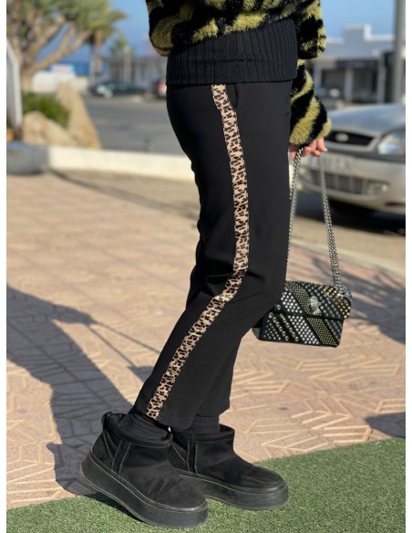 🌟 Pantalón Negro con Animal Print: Elegancia y Estilo en Cada Paso 🐾