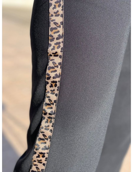 🌟 Pantalón Negro con Animal Print: Elegancia y Estilo en Cada Paso 🐾