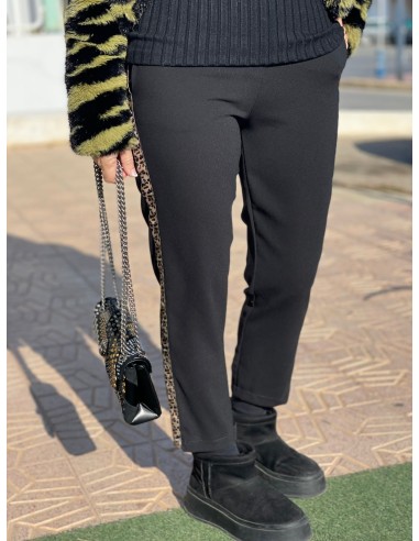 🌟 Pantalón Negro con Animal Print: Elegancia y...