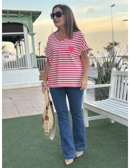 🌟 Camiseta Manga Corta a Franjas con Corazón: Estilo y Comodidad  🌈