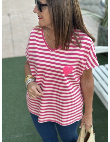 🌟 Camiseta Manga Corta a Franjas con Corazón: Estilo y Comodidad  🌈