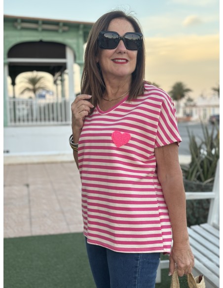 🌟 Camiseta Manga Corta a Franjas con Corazón: Estilo y Comodidad  🌈