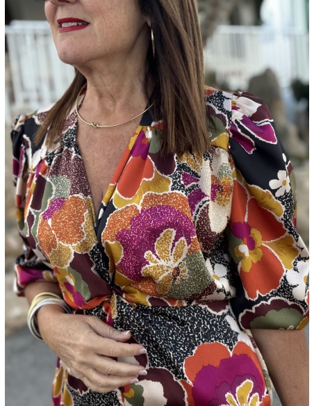 🌸 Vestido Midi con Escote de Pico: Elegancia Floral con Toque de Tendencia 🌿