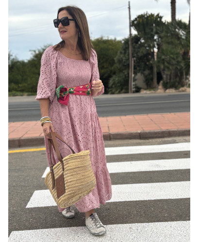 🌸 Vestido en Bordado Inglés Rosa: Elegancia y Comodidad 2