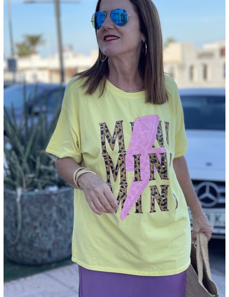 Camiseta Amarilla con Rayo y Letras Animal Print ⚡