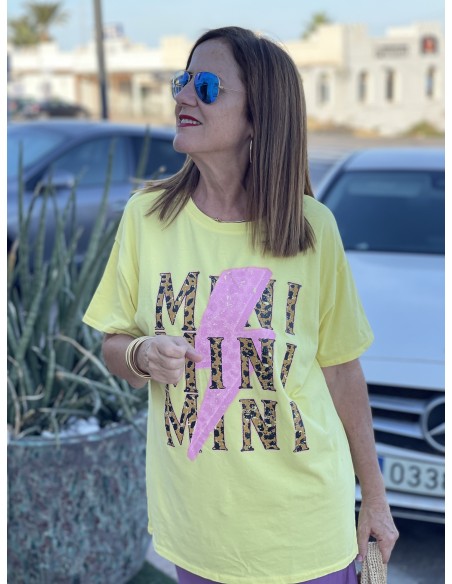 Camiseta Amarilla con Rayo y Letras Animal Print ⚡
