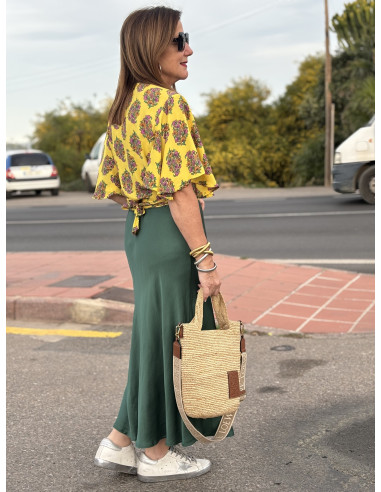 🌼 Blusa Sedosa: Elegancia y Frescura en...