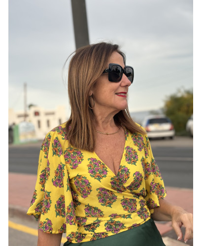 🌼 Blusa Sedosa: Elegancia y Frescura en Amarillo Brillante