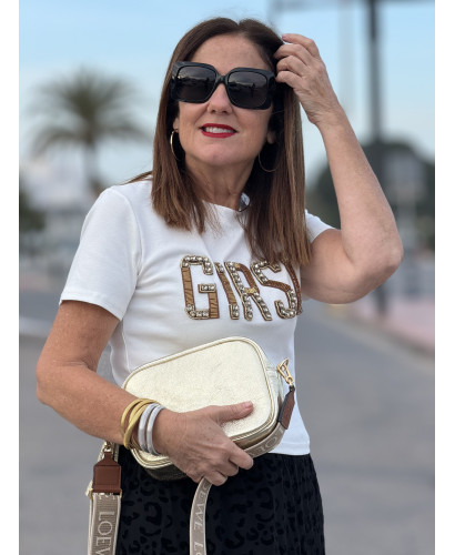 👕✨ Camiseta Blanca con Letras Doradas 2
