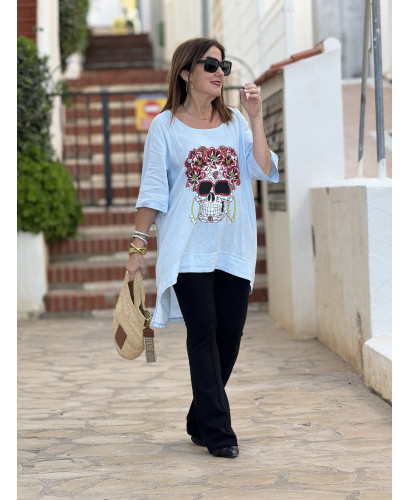 👚💀 Camiseta de Lino Celeste con Calavera y Abalorios 2