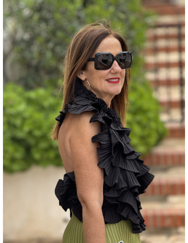 🌼 Top Halter Negro con Volantes: Elegancia y...
