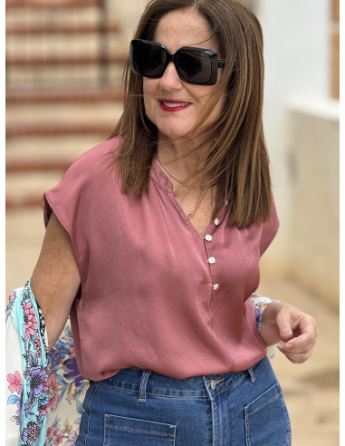 Blusa Satén Color Caldera: Escote de Pico