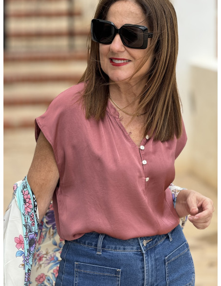 Blusa Satén Color Caldera: Escote de Pico