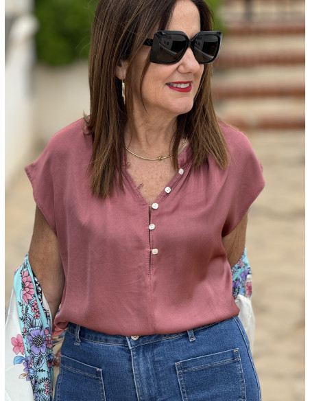 Blusa Satén Color Caldera: Escote de Pico