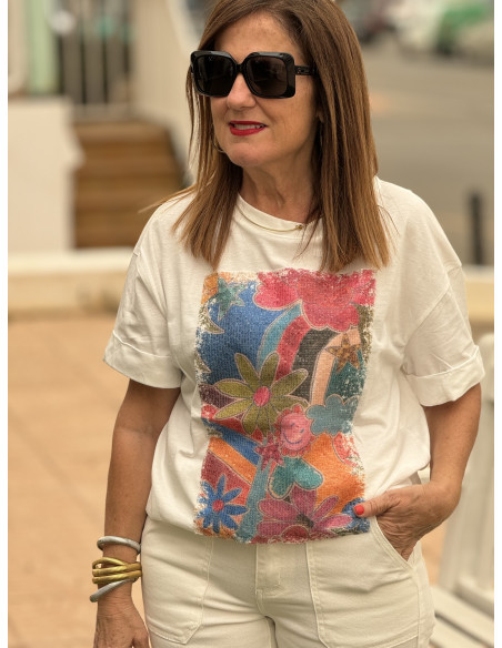 Camiseta Blanca con Detalle de Lentejuelas y Flores 🌺