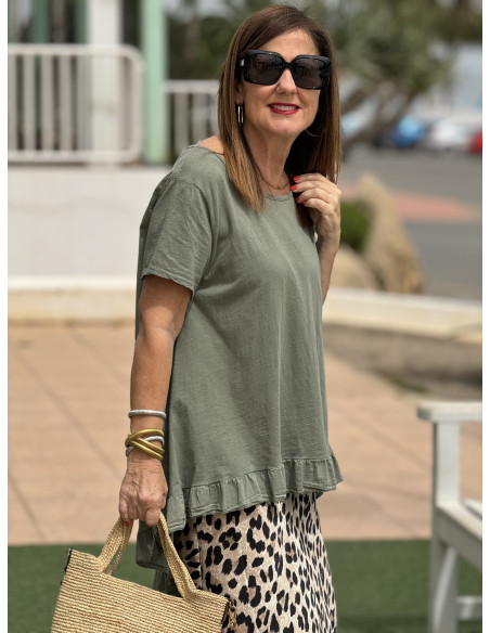 🌿 Camiseta Asimétrica en Verde Kaki: Estilo y Comodidad en Uno