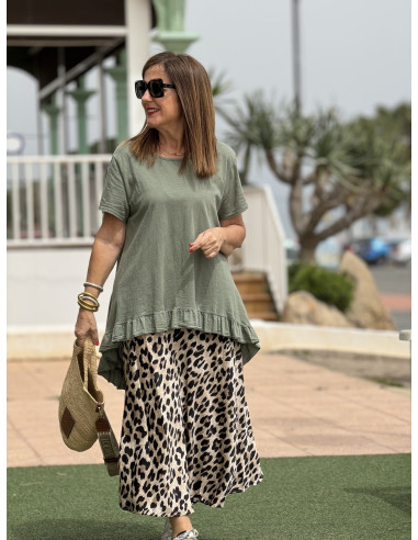 🌿 Camiseta Asimétrica en Verde Kaki: Estilo y...